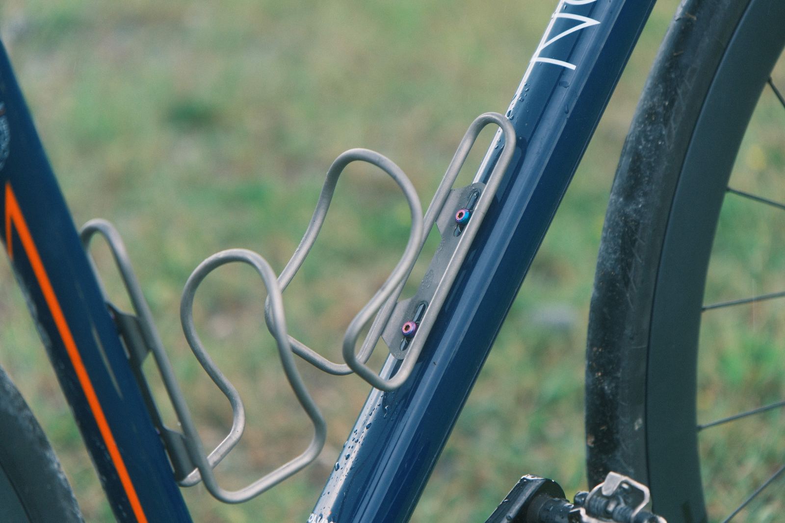 The Ultimate AliExpress Bottle Cage: Titanium That Outlasts the Bike – photo 1